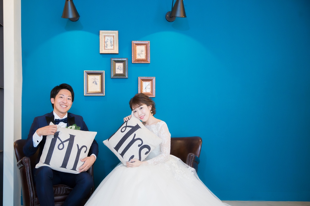 ブルー背景での結婚写真