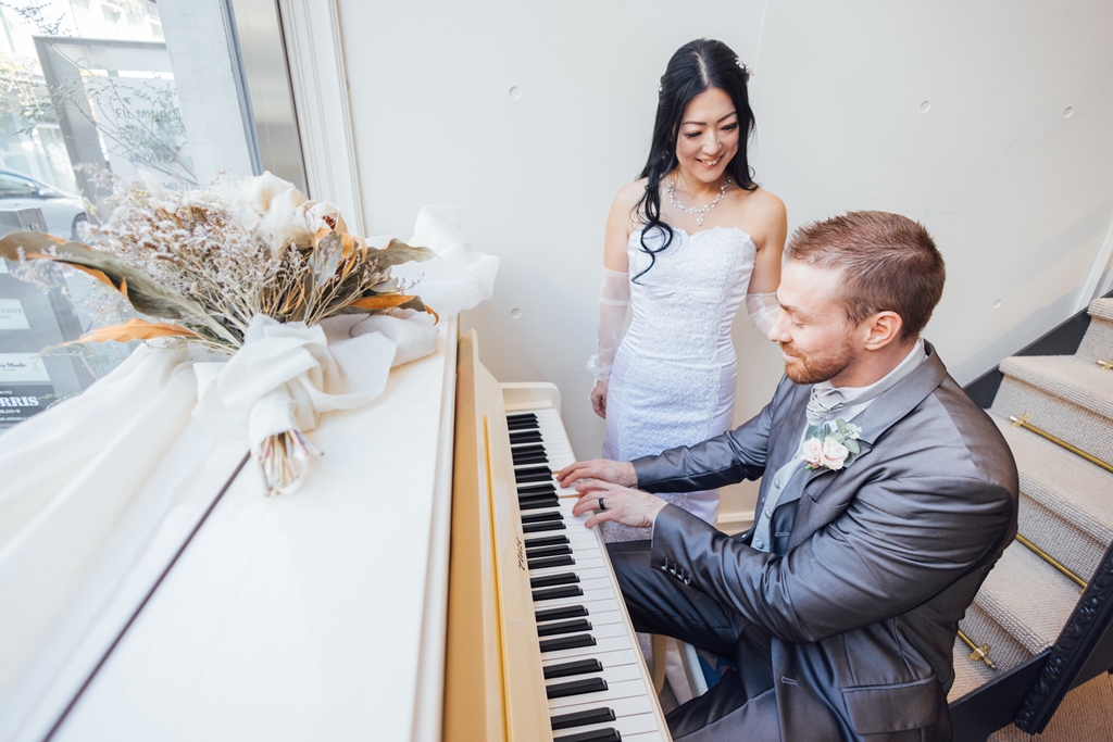 A studio photoshoot overflowing with closeness and warmth.