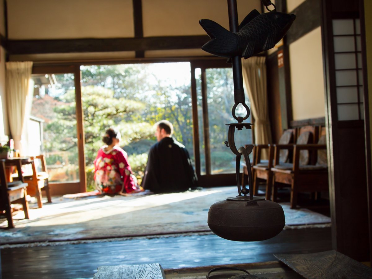A Japanese garden location shoot with a foreign groom who looks great in a formal montsuki hakama.