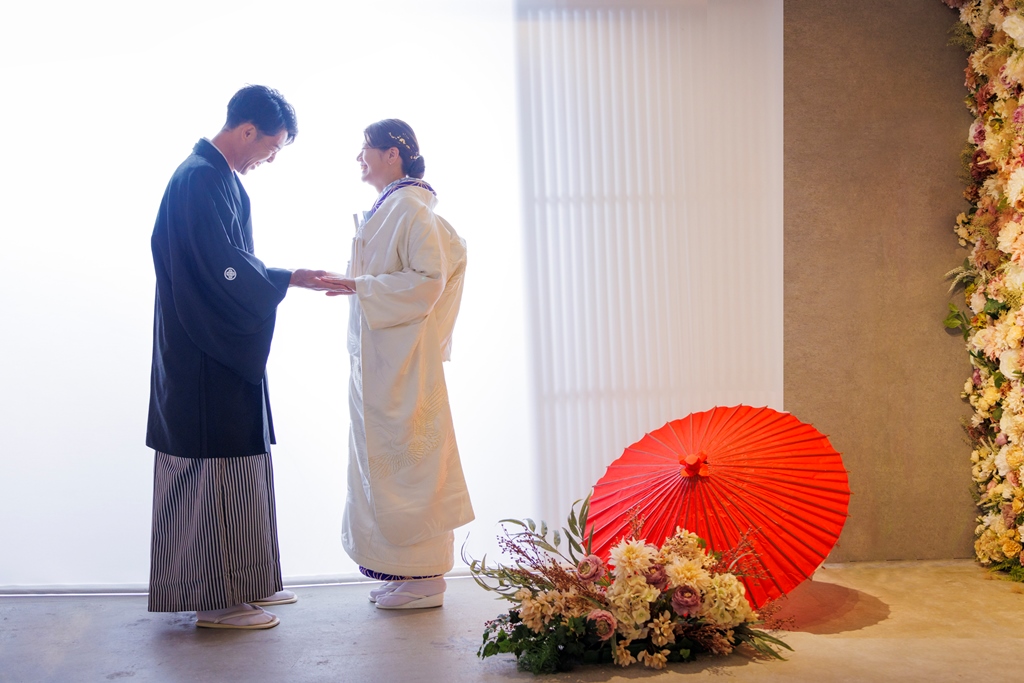 Stylish white bridal kimono outfit for a traditional photo shoot 💙