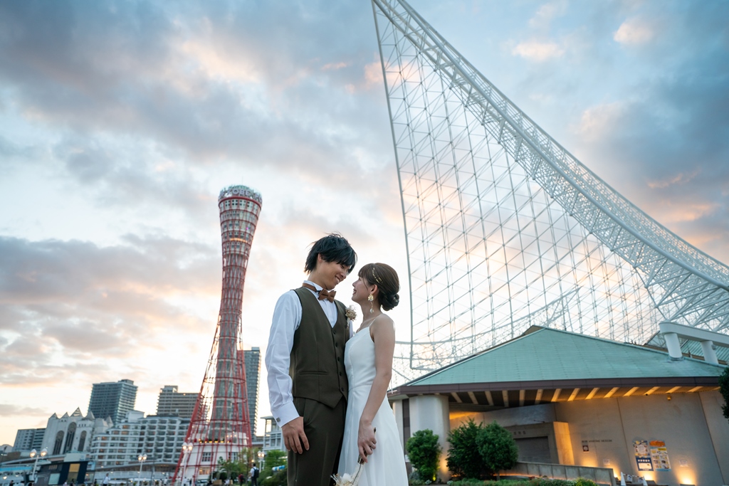 A wedding photo with an amazing smile at the stylish Kobe Harborland ♡