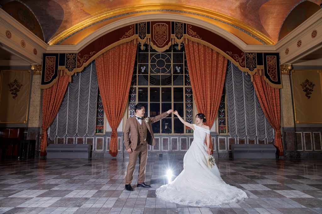Special room at the Central Public Hall is rented out for evening wedding photography✨