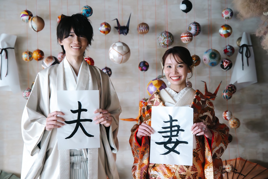 A kimono pre-shoot in a cute studio with ball and crane decorations in a tatami room!
