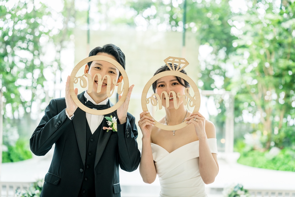 A wedding photo that perfectly captures the essence of a chapel and nature☆彡