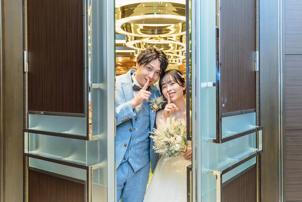 Wedding photography in a natural chapel with the warmth of wood🌳