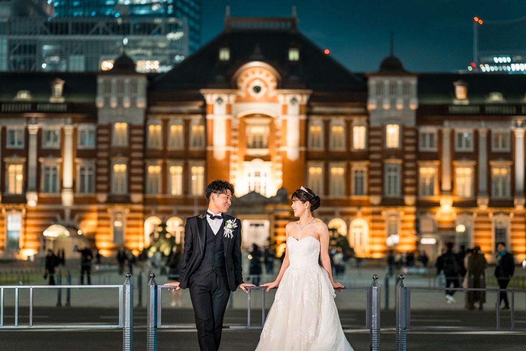 Best pre-wedding photos: city night & classic Tokyo Station.
