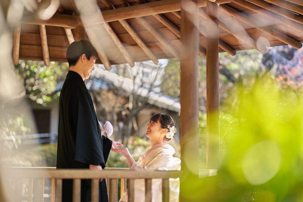 A photo of the couple in a Japanese-style room and a garden filled with smiles☆