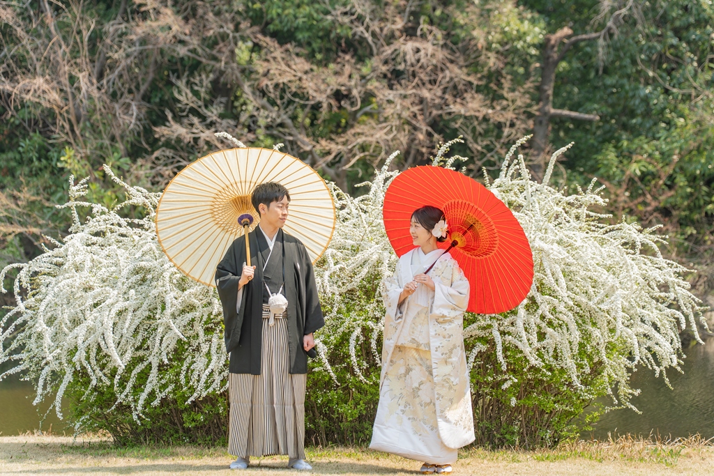 Luxurious photo shoot in Shirotori Garden with colored kimono and white kimono
