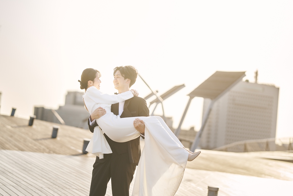 A wedding photo with a sense of freedom and blue skies at Osanbashi ♡