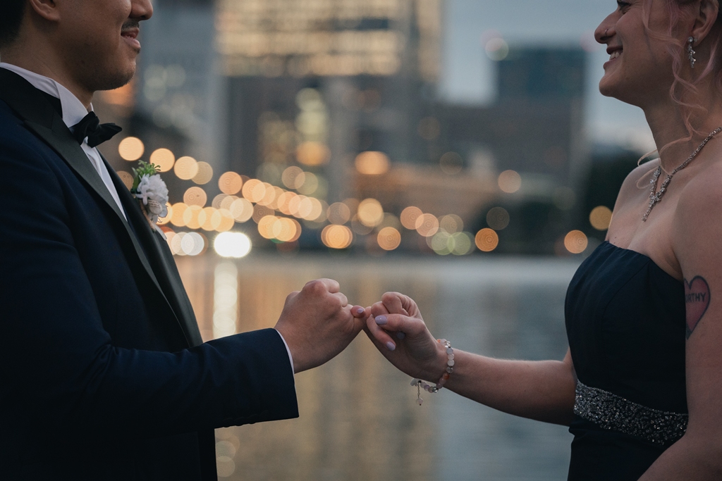 A story created by light and shadow — a moment of quiet emotion in the hustle and bustle of the city.