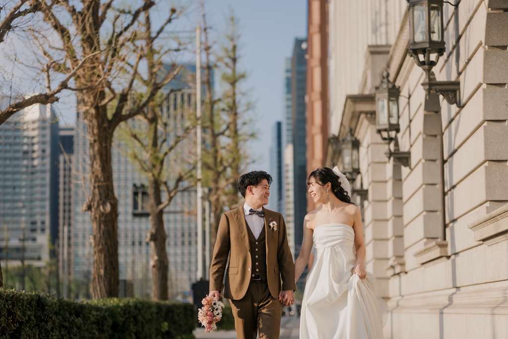 A love that deepens with every second. A magical pre-wedding shoot at Tokyo Station.