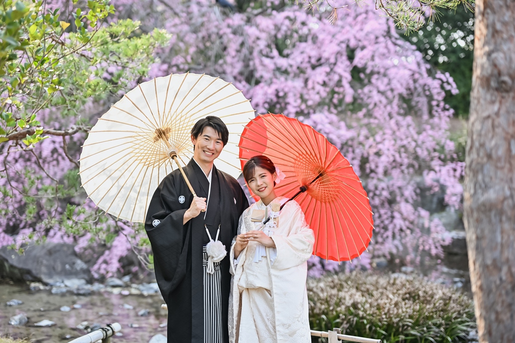Cherry blossoms and smiles bloom in full glory – Traditional Japanese Wedding Photos at [Shirotori Garden]