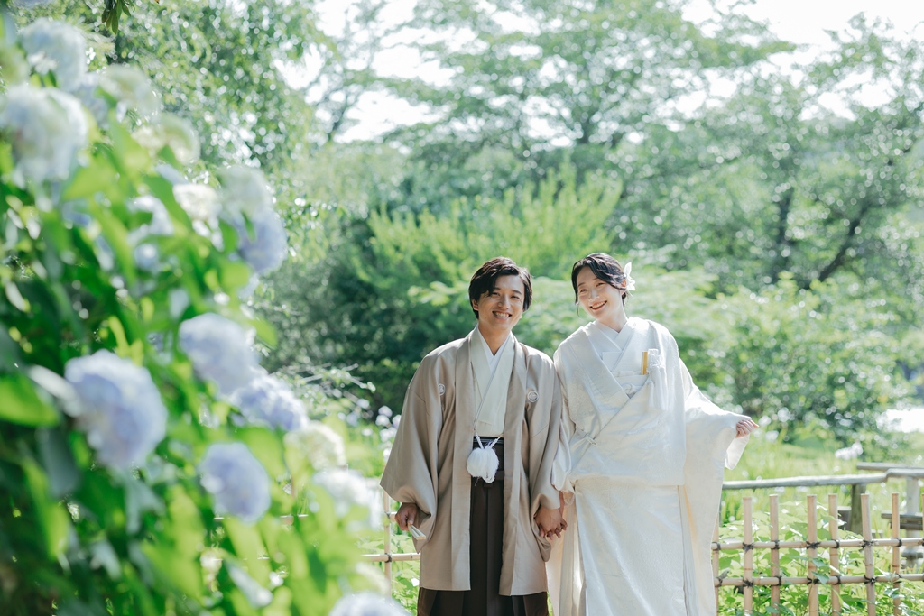 Summer heat fades in this beauty…♡ June shoot in white kimono & hydrangeas.