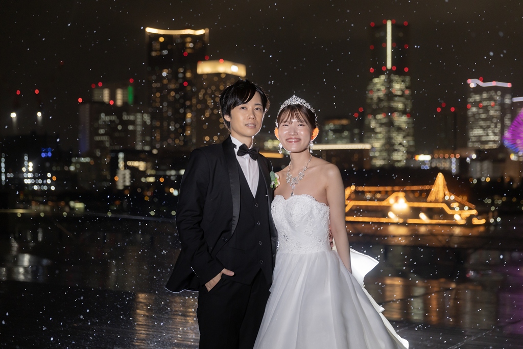 A Blissful Moment in the Sea Breeze: A Special Memory Captured at Ōsanbashi Pier