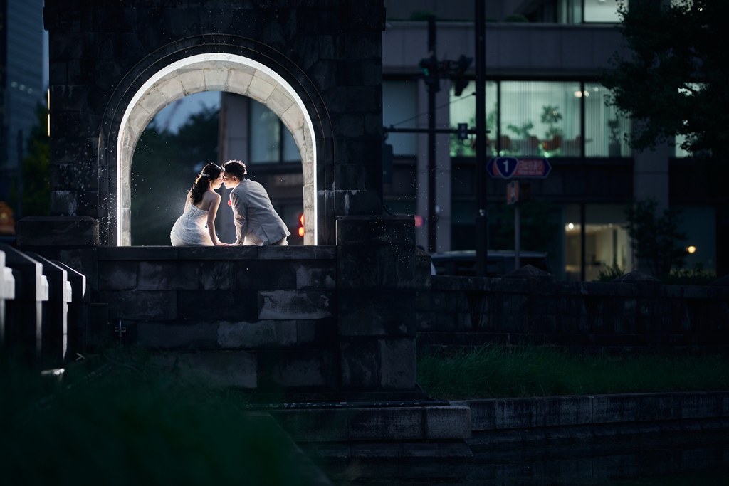 Illuminated by the City Lights ‐ A Love Story Captured in Tokyo Station Night Photos