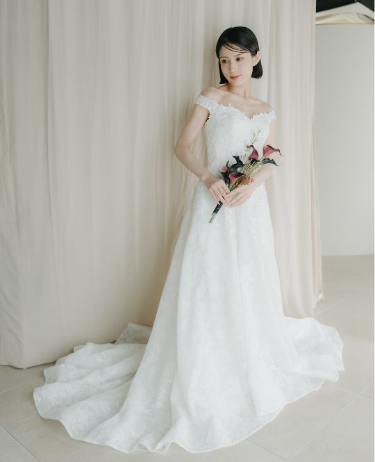 A-Line style wedding dress (DE06): available at our Tokyo Omotesando studio for a pre-wedding photoshoot in Japan.