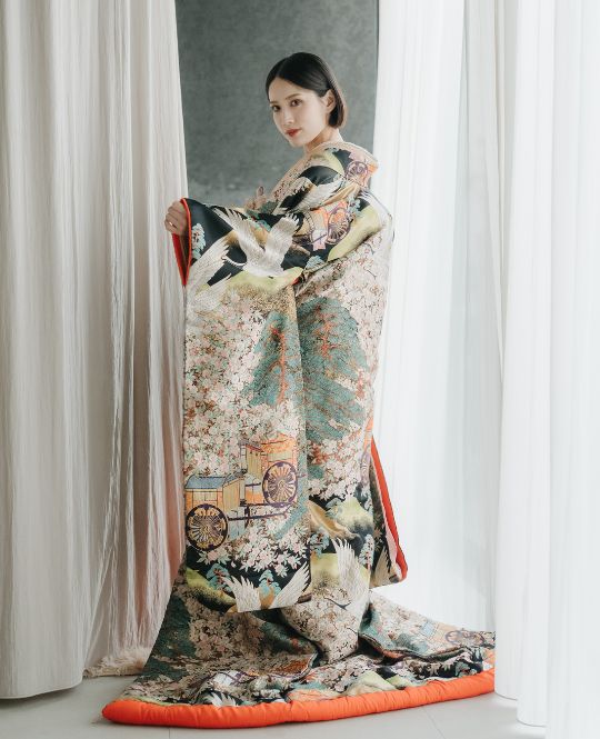 irouchikake (coloured wedding kimono) (DR01): available at our Tokyo Omotesando studio for a pre-wedding photoshoot in Japan.