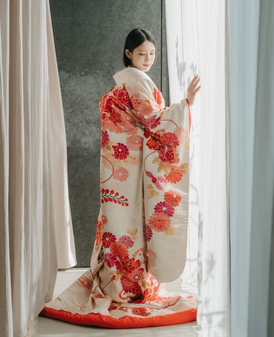 irouchikake (coloured wedding kimono) (DS01): available at our Tokyo Omotesando studio for a pre-wedding photoshoot in Japan.