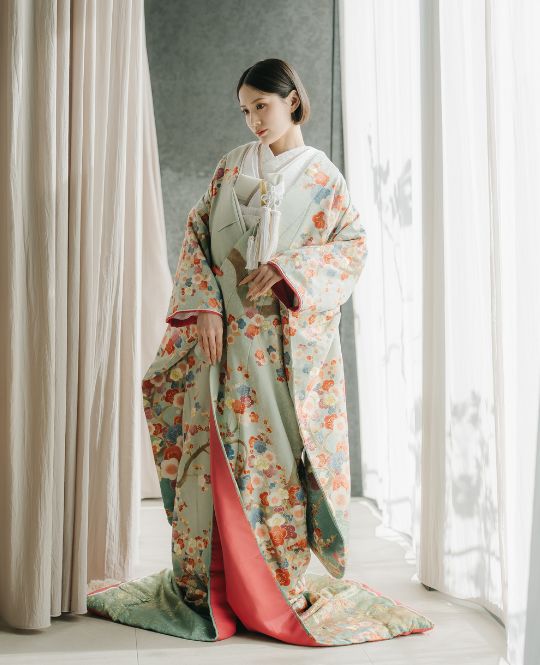 irouchikake (coloured wedding kimono) (DR03): available at our Tokyo Omotesando studio for a pre-wedding photoshoot in Japan.