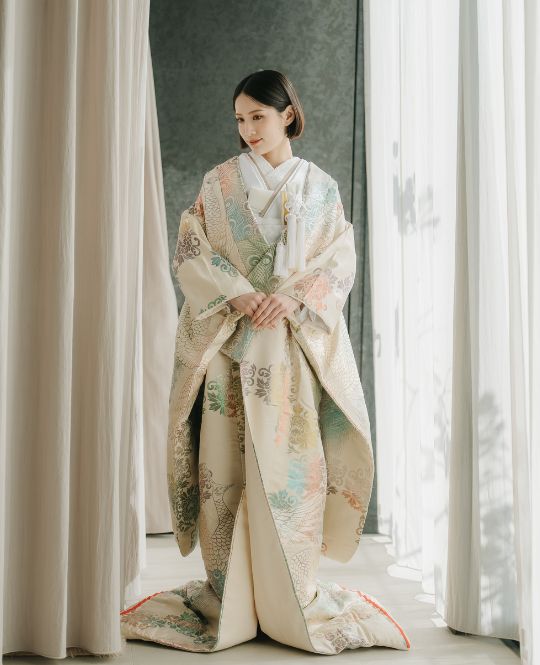 irouchikake (coloured wedding kimono) (DMOS21): available at our Tokyo Omotesando studio for a pre-wedding photoshoot in Japan.