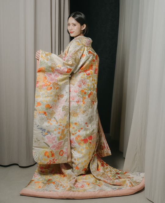 irouchikake (coloured wedding kimono) (DMOS20): available at our Tokyo Omotesando studio for a pre-wedding photoshoot in Japan.