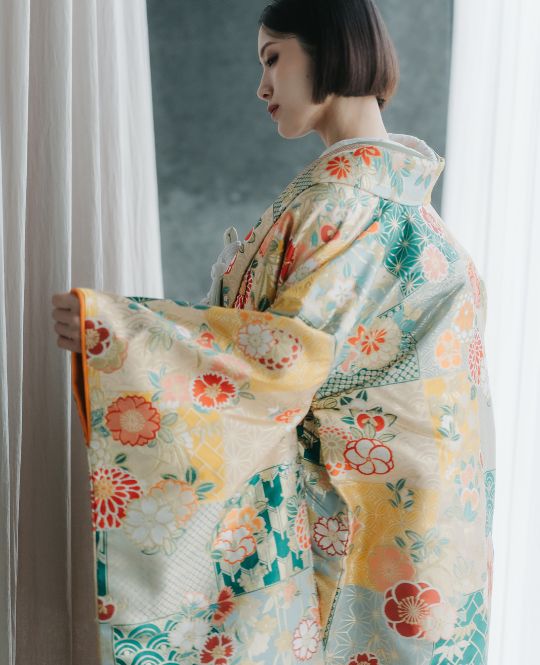 irouchikake (coloured wedding kimono) (DMOS19): available at our Tokyo Omotesando studio for a pre-wedding photoshoot in Japan.