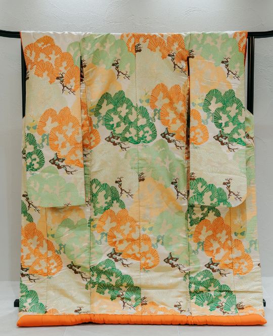 irouchikake (coloured wedding kimono) (DB02): available at our Tokyo Omotesando studio for a pre-wedding photoshoot in Japan.