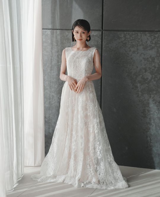 Empire Line style wedding dress (DS03): available at our Tokyo Omotesando studio for a pre-wedding photoshoot in Japan.