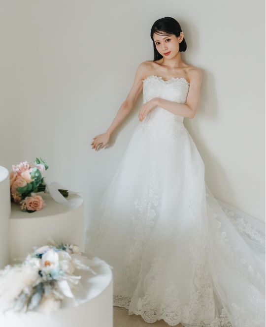 A-Line style wedding dress (DC08): available at our Tokyo Omotesando studio for a pre-wedding photoshoot in Japan.