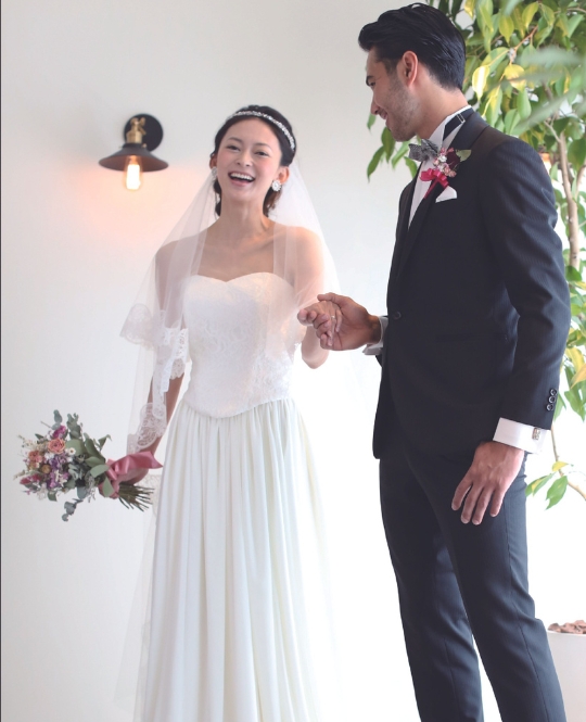 Slender Line style wedding dress (AB03): available at our Tokyo St. studio for a pre-wedding photoshoot in Japan.
