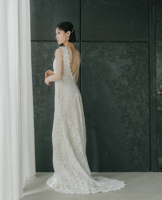Slender-line style wedding dress (OS01): All-over embroidery and a bold open back bring out a mature charm for a pre-wedding photoshoot.