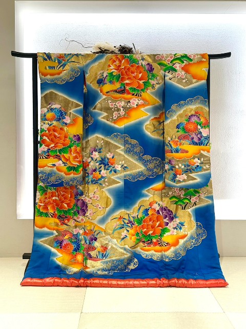 Azure Radiance style irouchikake (coloured wedding kimono) (TB10): available at our Tokyo Minamiaoyama studio for a pre-wedding photoshoot in Japan.