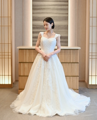 A-Line style wedding dress (OE02): available at our Osaka studio for a pre-wedding photoshoot in Japan.