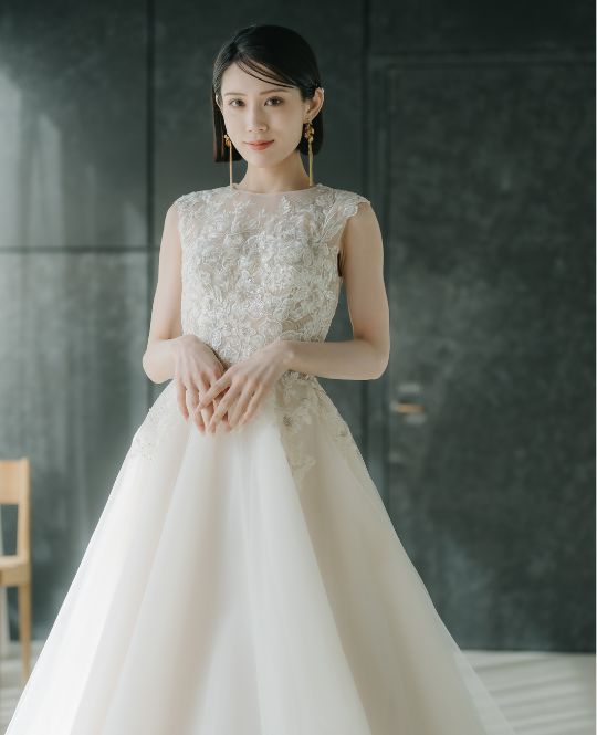 A-Line style wedding dress (DC05): available at our Tokyo Omotesando studio for a pre-wedding photoshoot in Japan.