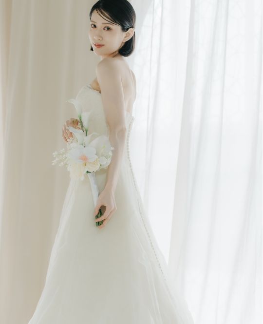Slender Line style wedding dress (DE02): available at our Tokyo Omotesando studio for a pre-wedding photoshoot in Japan.
