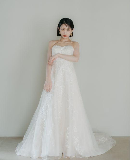 A-Line style wedding dress (DE01): available at our Tokyo Omotesando studio for a pre-wedding photoshoot in Japan.