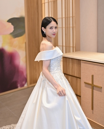 A-Line style wedding dress (AR02): available at our Tokyo St. studio for a pre-wedding photoshoot in Japan.