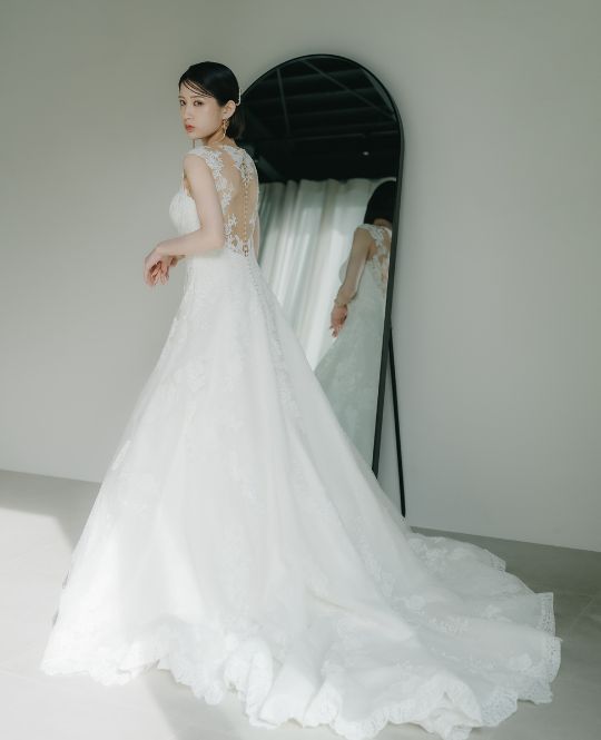 Slender Line style wedding dress (DC06): available at our Tokyo Omotesando studio for a pre-wedding photoshoot in Japan.