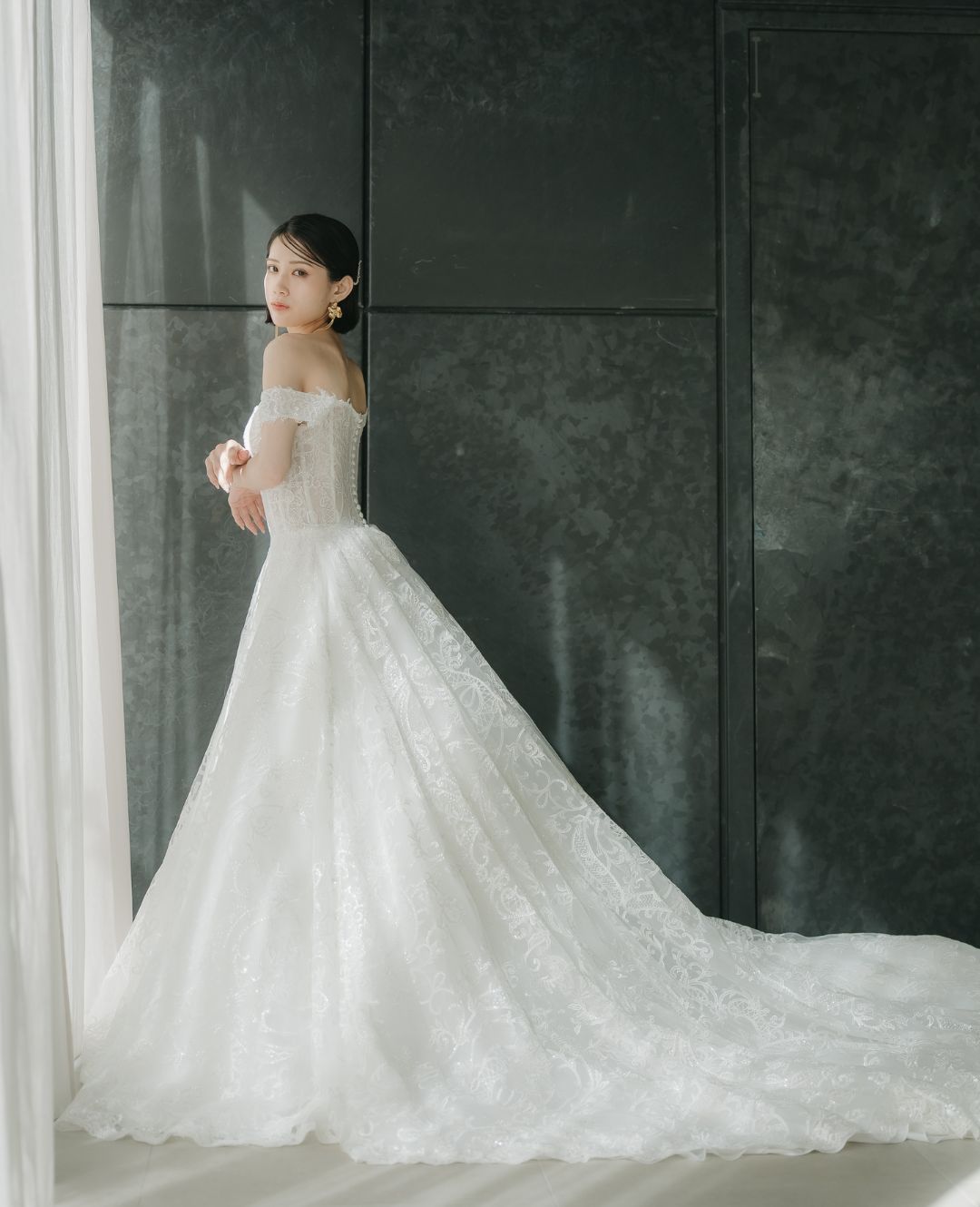 Slender Line style wedding dress (DC02): available at our Tokyo Omotesando studio for a pre-wedding photoshoot in Japan.