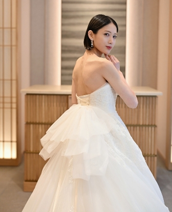 A-Line style wedding dress (AR03): available at our Tokyo St. studio for a pre-wedding photoshoot in Japan.