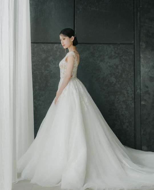 Slender Line style wedding dress (DC07): available at our Tokyo Omotesando studio for a pre-wedding photoshoot in Japan.