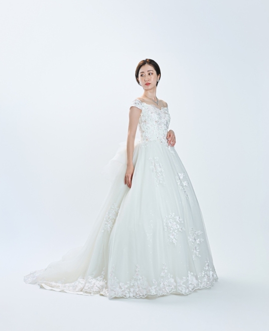 Princess Line style wedding dress (AR05): available at our Tokyo St. studio for a pre-wedding photoshoot in Japan.