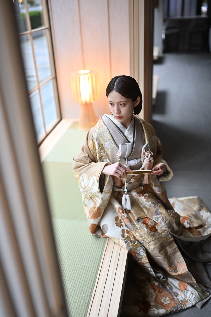 A bride seated gracefully in a Japanese-style room in Tokyo