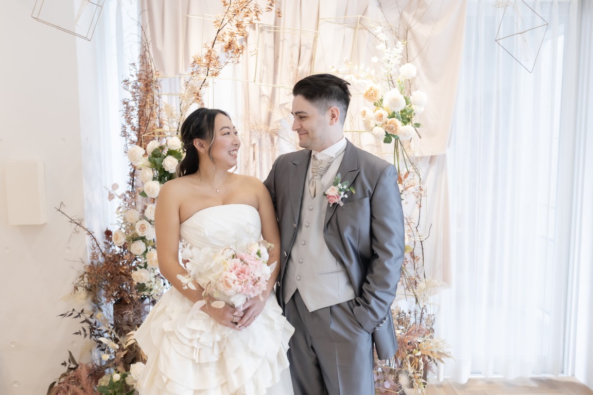 A sophisticated wedding photoshoot for adults, held in a secluded location in Minami-Aoyama.
