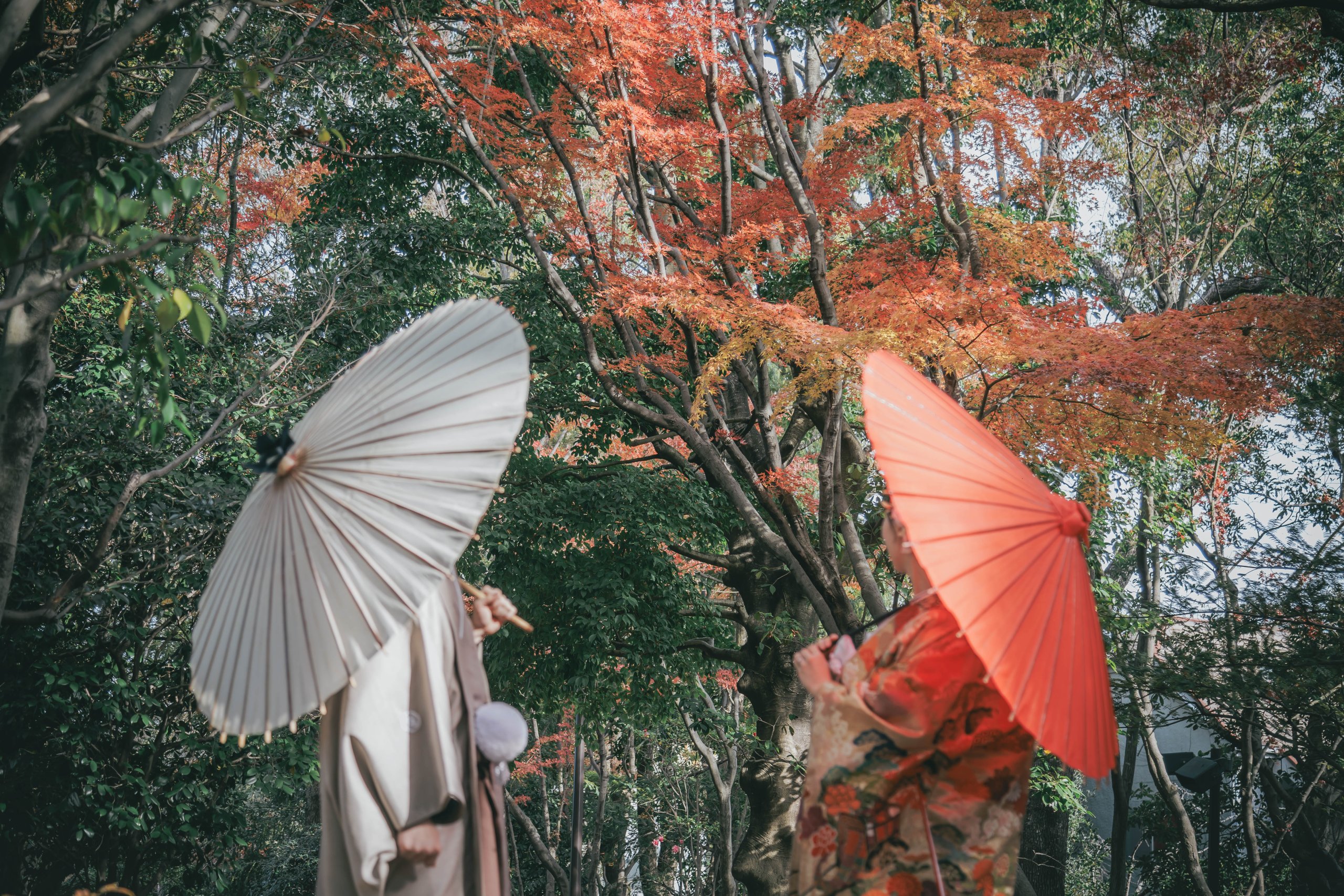 Couple with eyes closed and foreheads touching, a natural and emotional pre-wedding shot in Japan