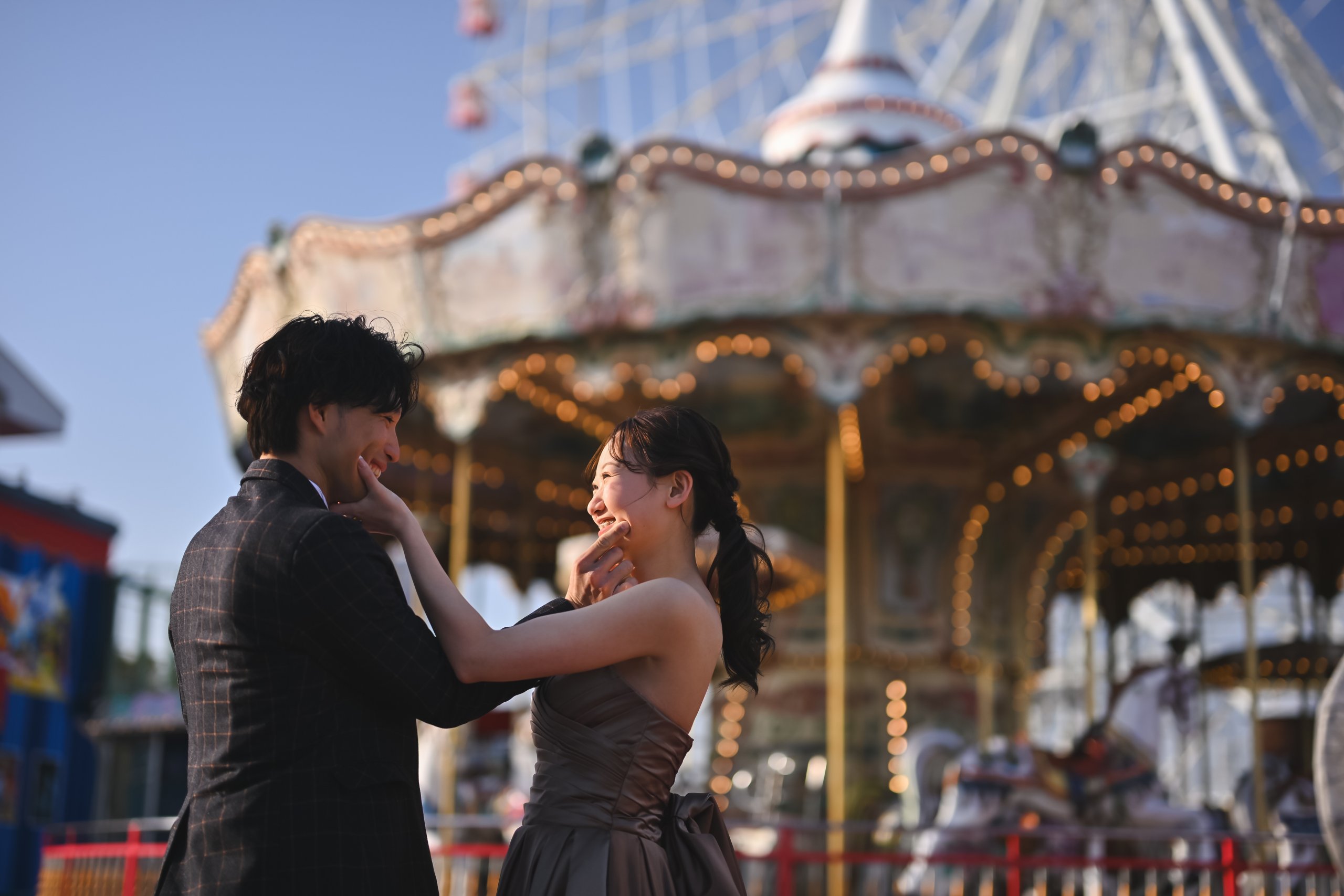 Happy couple reviewing their pre-wedding photos together after their Japan photo shoot