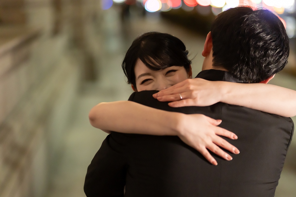 Natural and relaxed couple during a location pre-wedding photo shoot in Tokyo