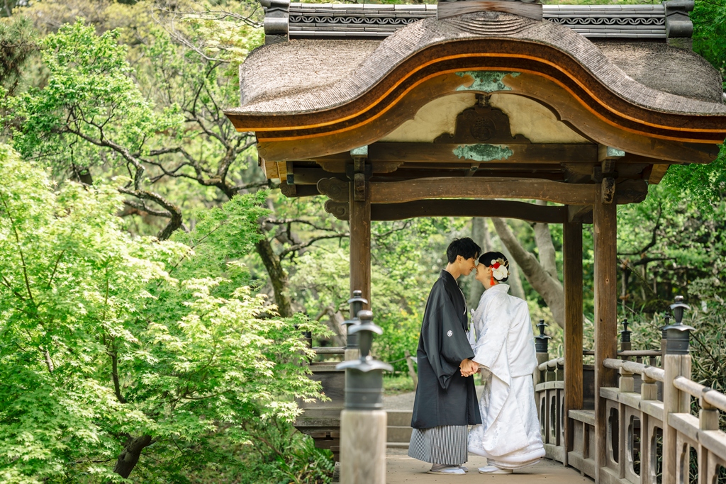 A Traditional Japanese Wedding Photo Shoot Amidst the Spring Colors of Sankeien Garden
