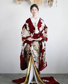 Kouka style wedding dress (NF02): A rare velvet uchikake with deep Bordeaux red as its base, adorned with pastel-colored floral patterns. Its elegance blends with cuteness, creating a gentle and lovely bridal look.