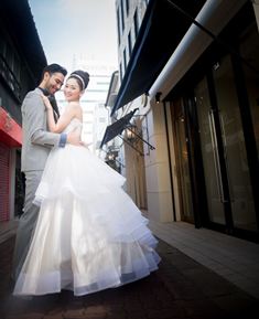 A-Line style wedding dress (OL21): A sophisticated A-line wedding dress featuring eye-catching three-dimensional lace detailing. Its gracefully flowing silhouette creates an elegant and timeless bridal look, exuding refined beauty and timeless charm.